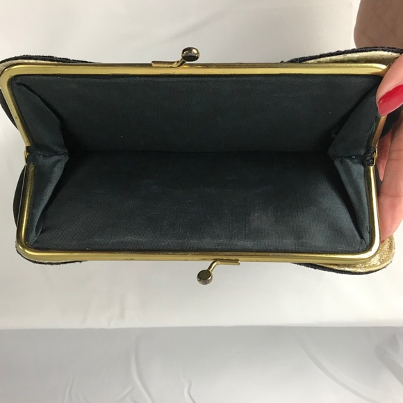 1940's Vintage Black Velvet Clutch with Gold Brocade Lining - Timeless Elegance - Picture 3 of 8